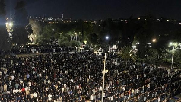 الأكبر منذ بداية رمضان.. 130 ألف شخص أدوا صلاتي العشاء والتراويح في الأقصى